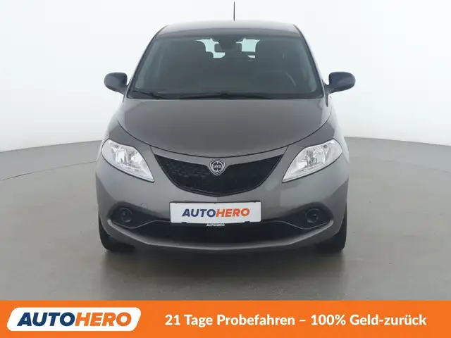 Lancia Ypsilon view 9