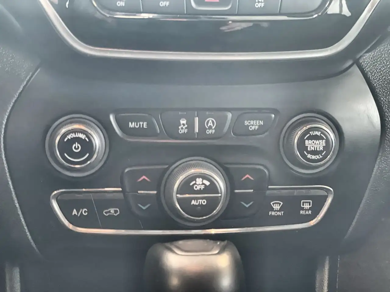 Jeep Cherokee снимка Jeep Cherokee