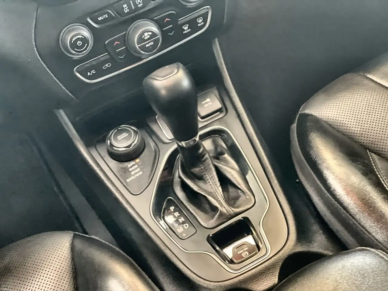 Jeep Cherokee снимка Jeep Cherokee