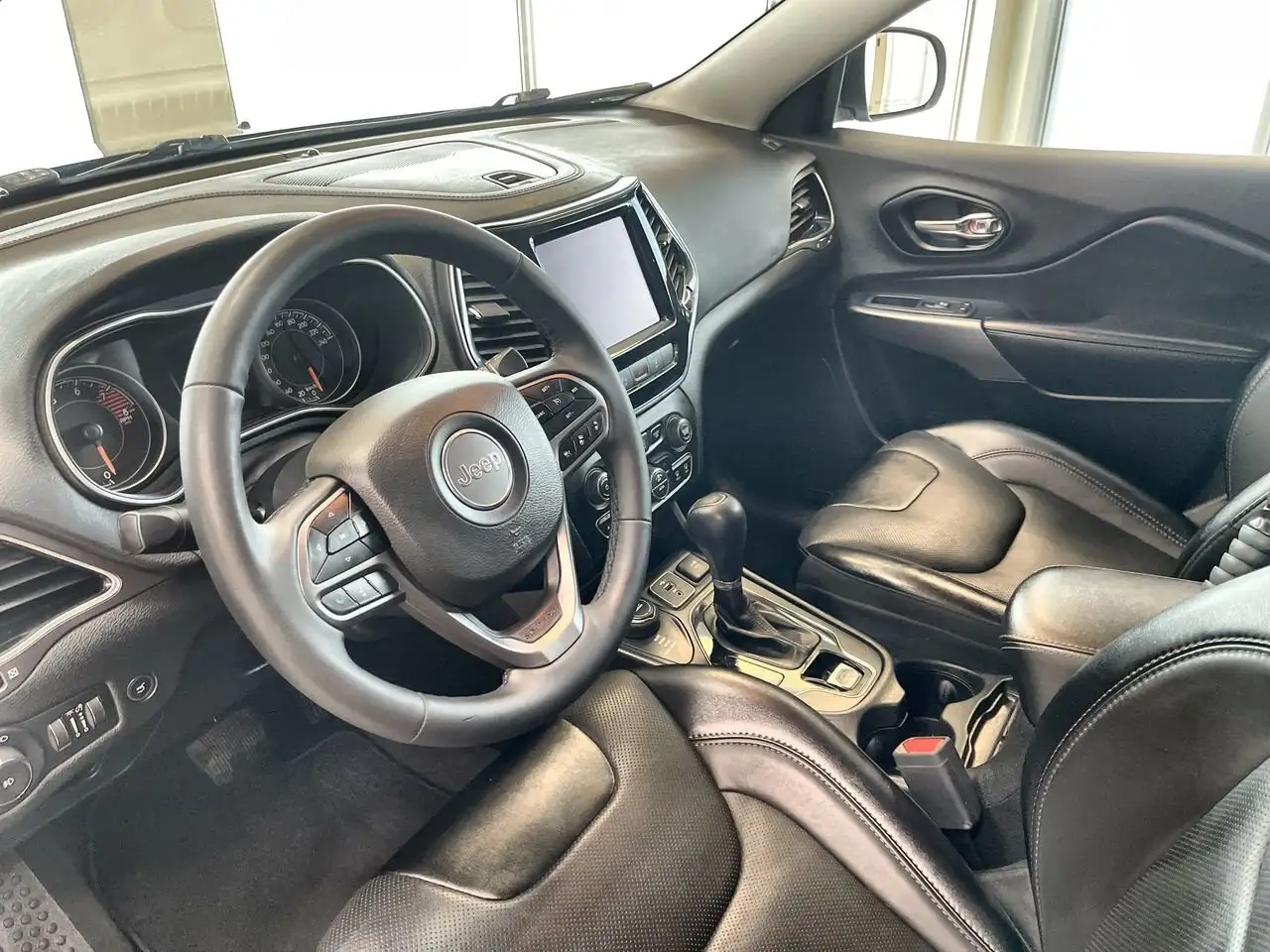Jeep Cherokee снимка Jeep Cherokee