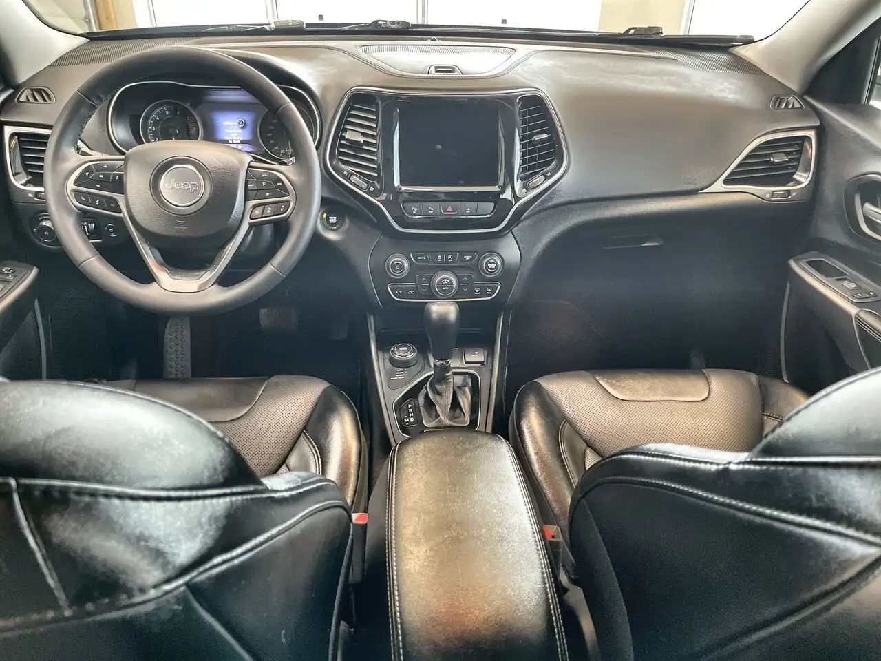 Jeep Cherokee снимка Jeep Cherokee