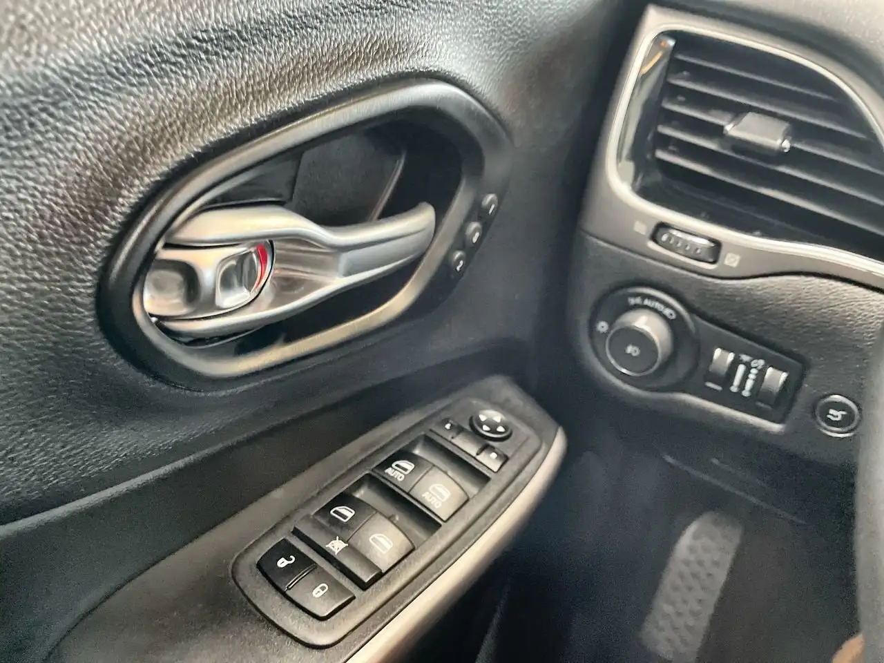 Jeep Cherokee снимка Jeep Cherokee