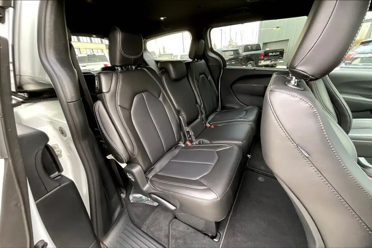 Chrysler Pacifica photo Chrysler Pacifica
