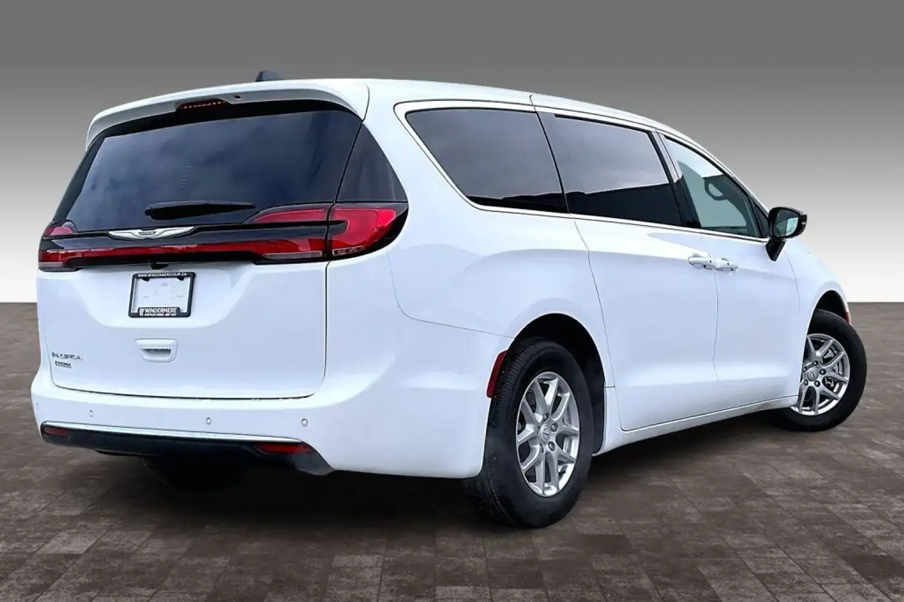 Chrysler Pacifica photo Chrysler Pacifica