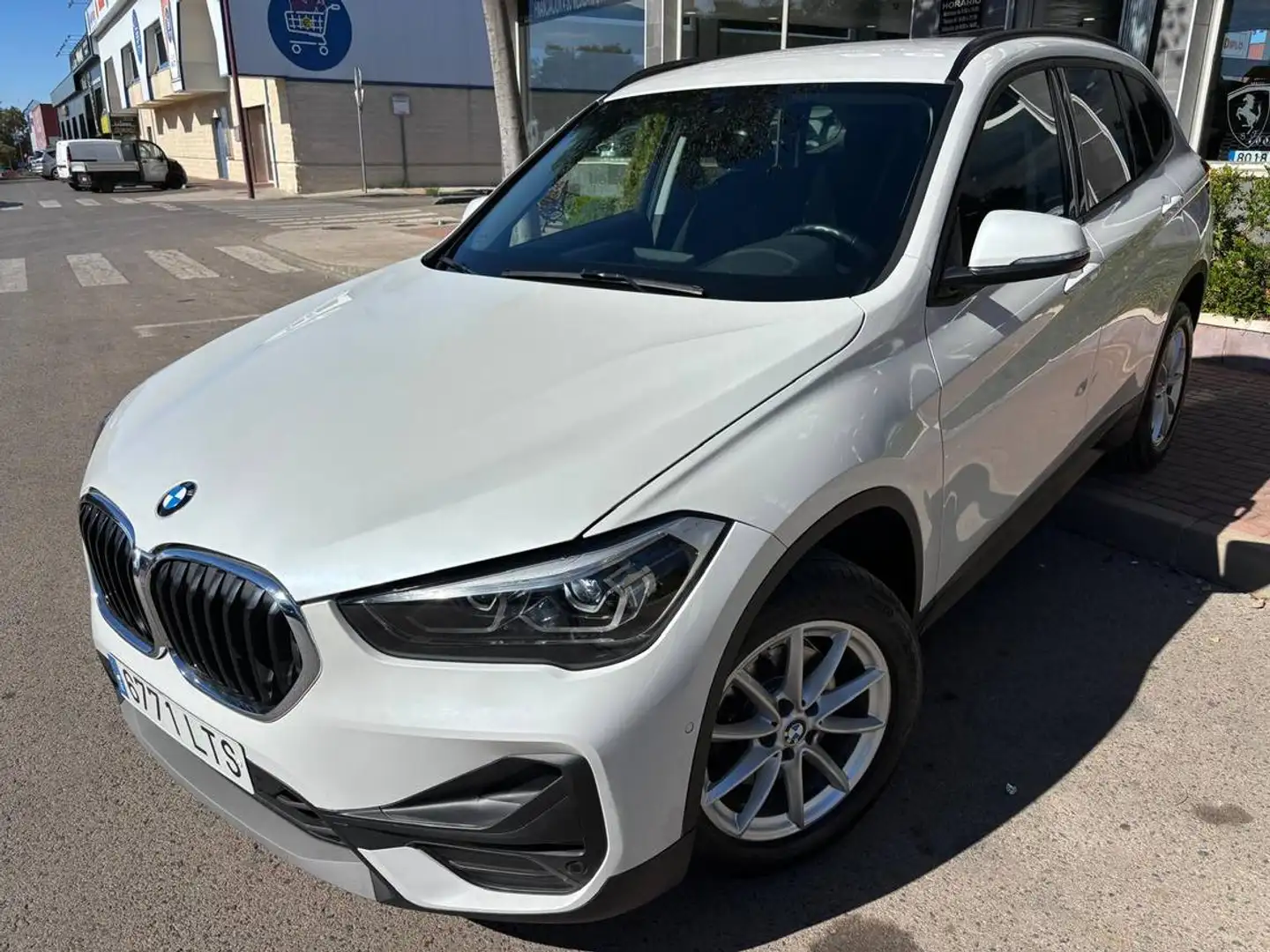 BMW X1 sDrive 18dA Corporate Weiß - 2
