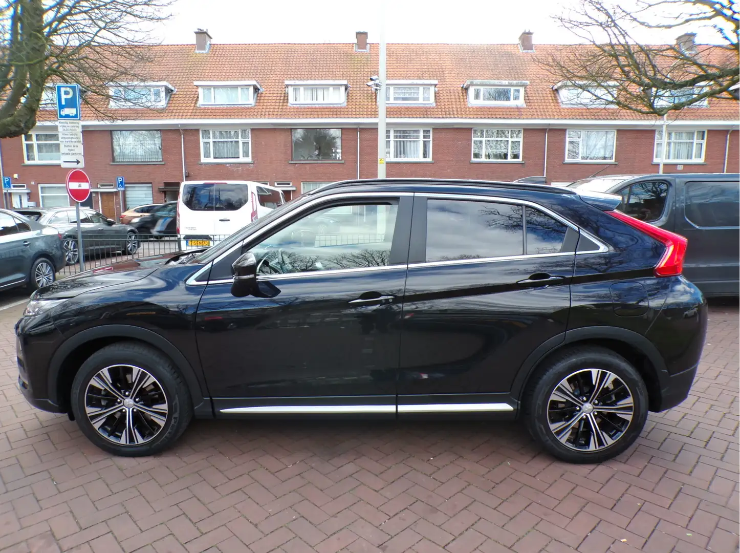 Mitsubishi Eclipse Cross 1.5 DI-T 4WD Instyle ELECTRISCH PANORAMADAK APPLE Černá - 2