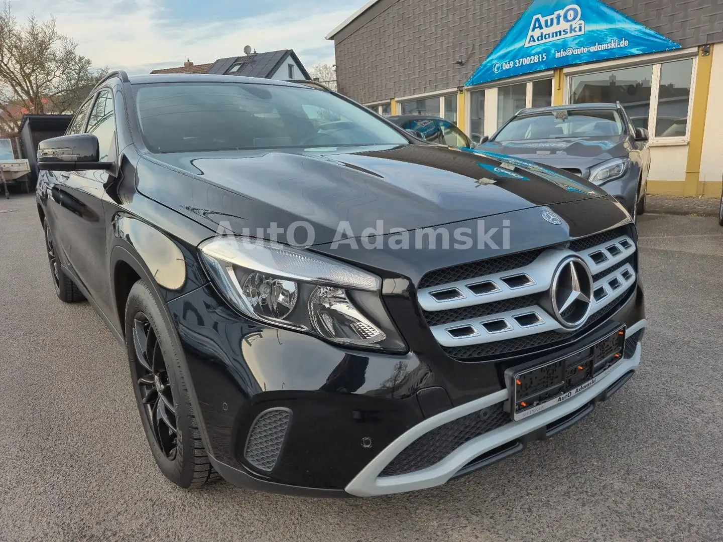 Mercedes-Benz GLA 180 7G-DCT 1.Hand 360° P-Assist SHZ 35tkm Schwarz - 2