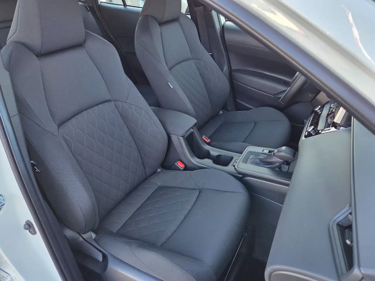 Toyota Corolla Cross 1,8 Hybrid Comfort 12