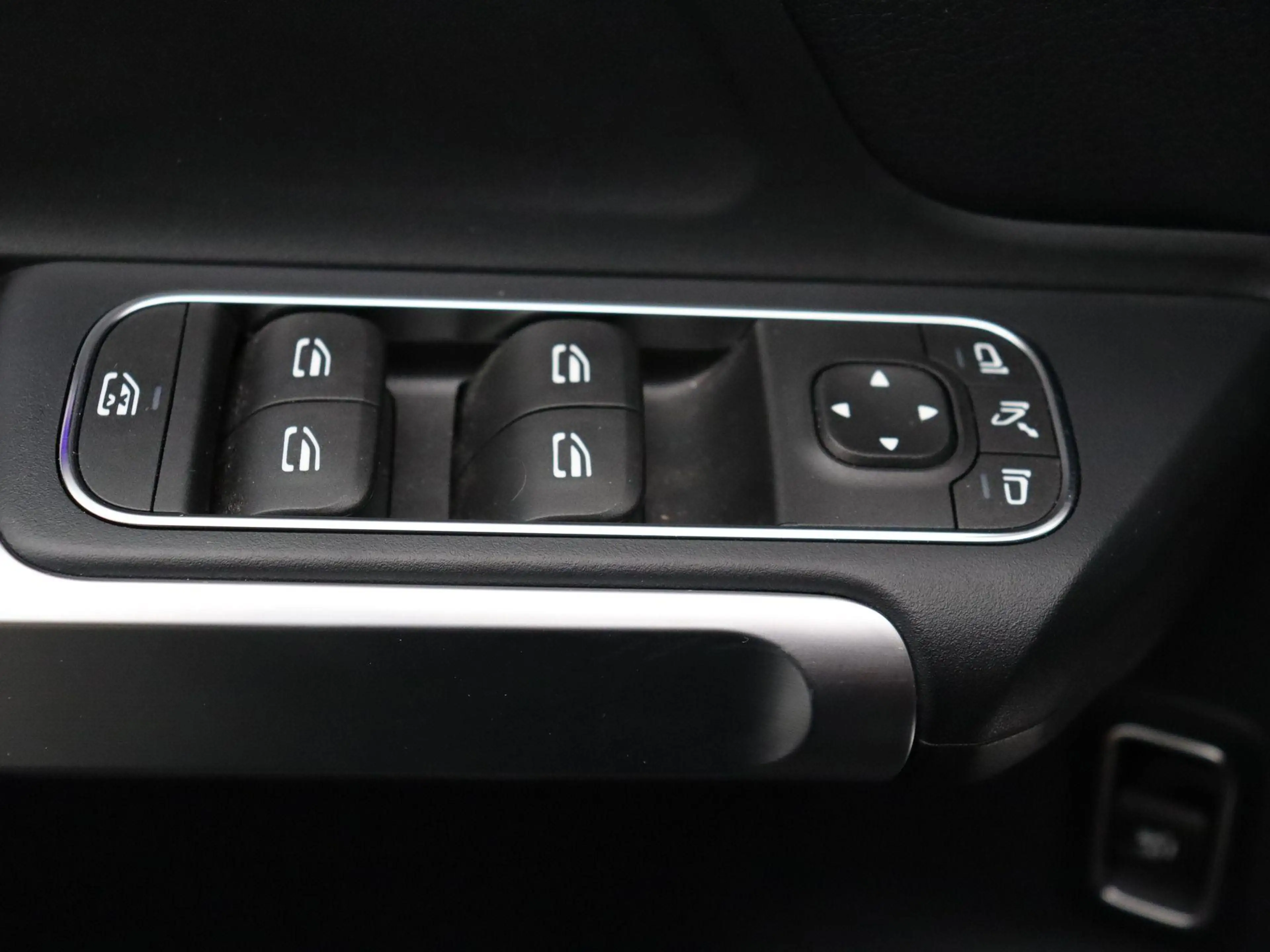 Mercedes-Benz EQB 250 250+ Business Line — photo 10