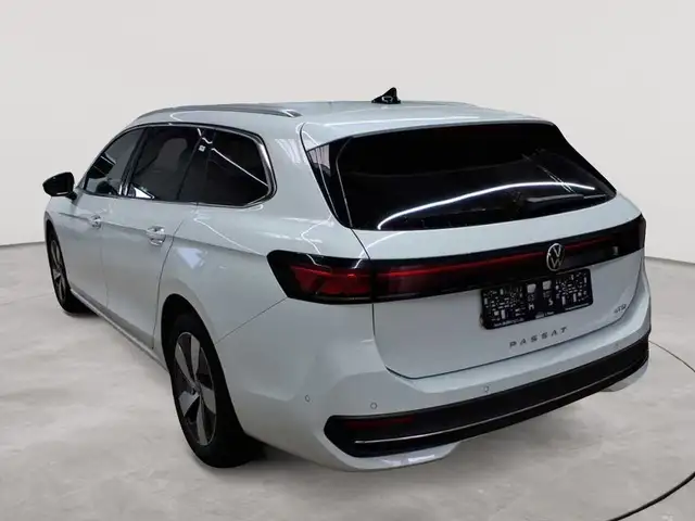 Volkswagen Passat view 5