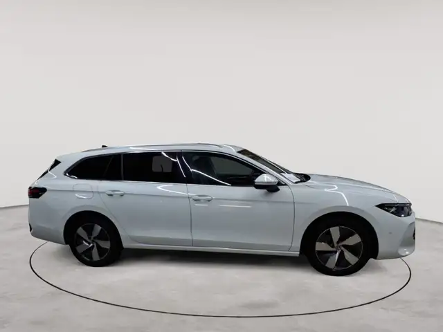 Volkswagen Passat view 3
