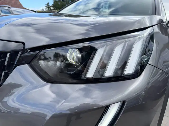 Peugeot 2008 view 11