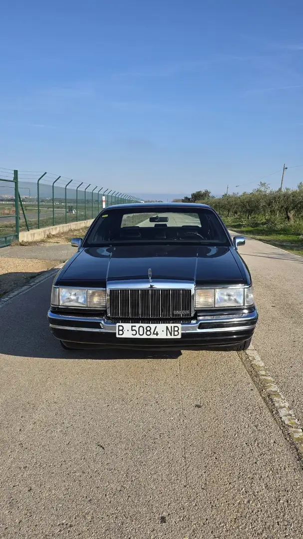 Lincoln Town Car - 2