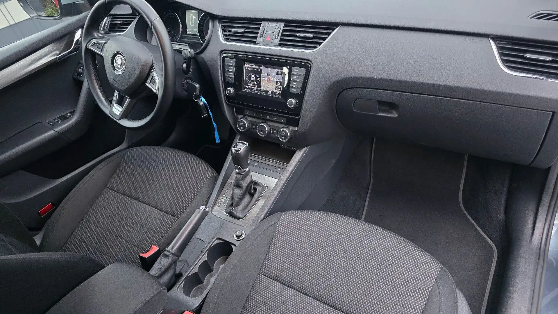 Skoda Octavia Combi Scout 4x4 1,8 DSG AHK Navi Grau - 2