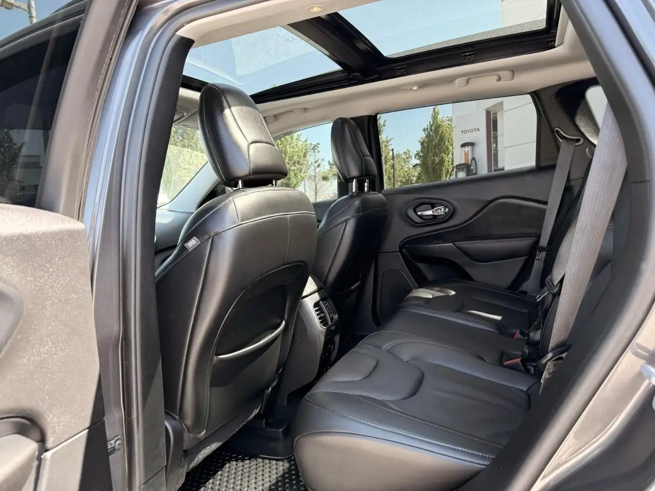 Jeep Cherokee снимка Jeep Cherokee