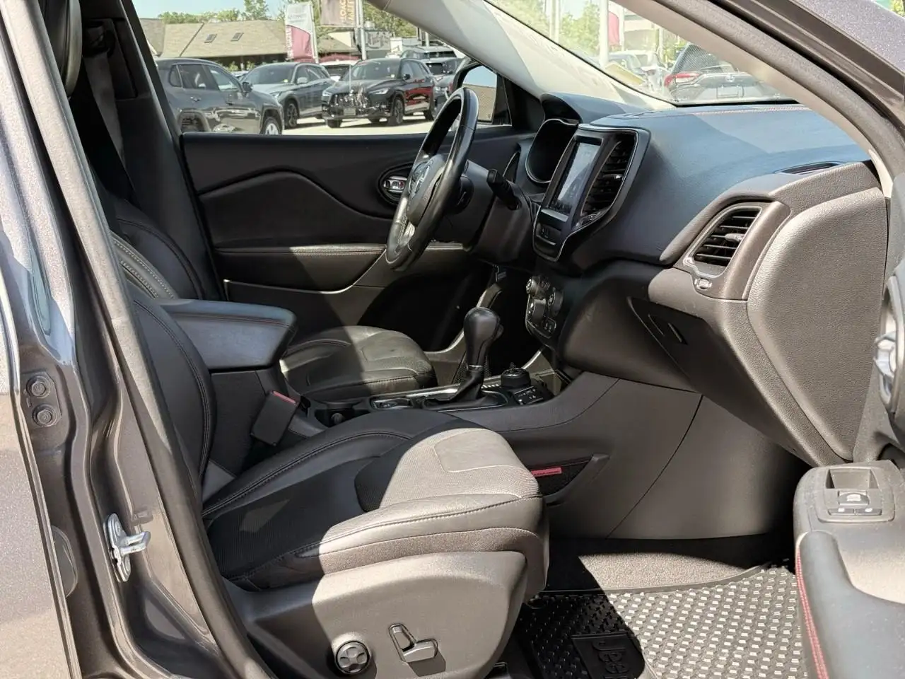 Jeep Cherokee снимка Jeep Cherokee