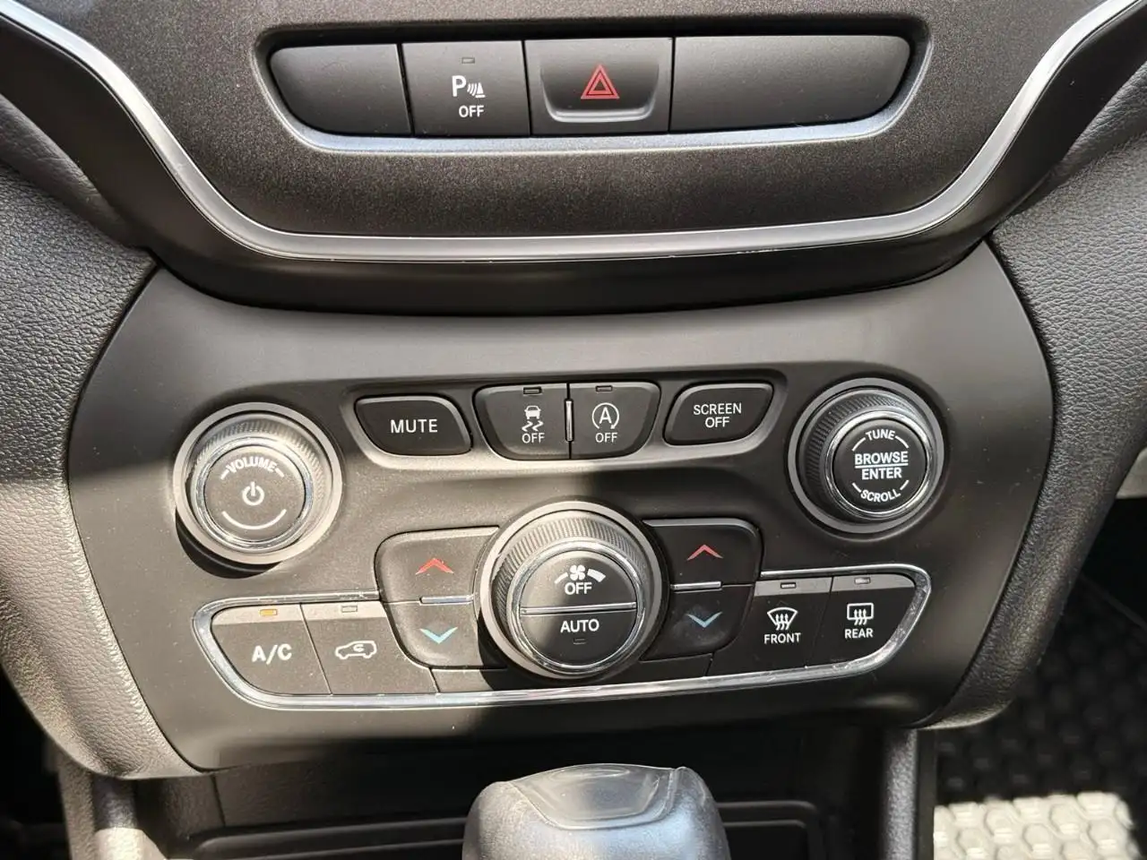 Jeep Cherokee снимка Jeep Cherokee