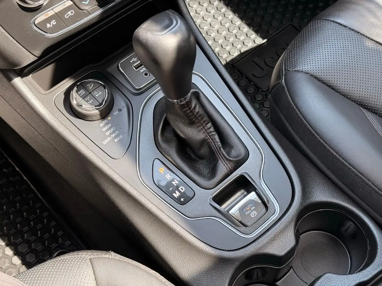 Jeep Cherokee снимка Jeep Cherokee