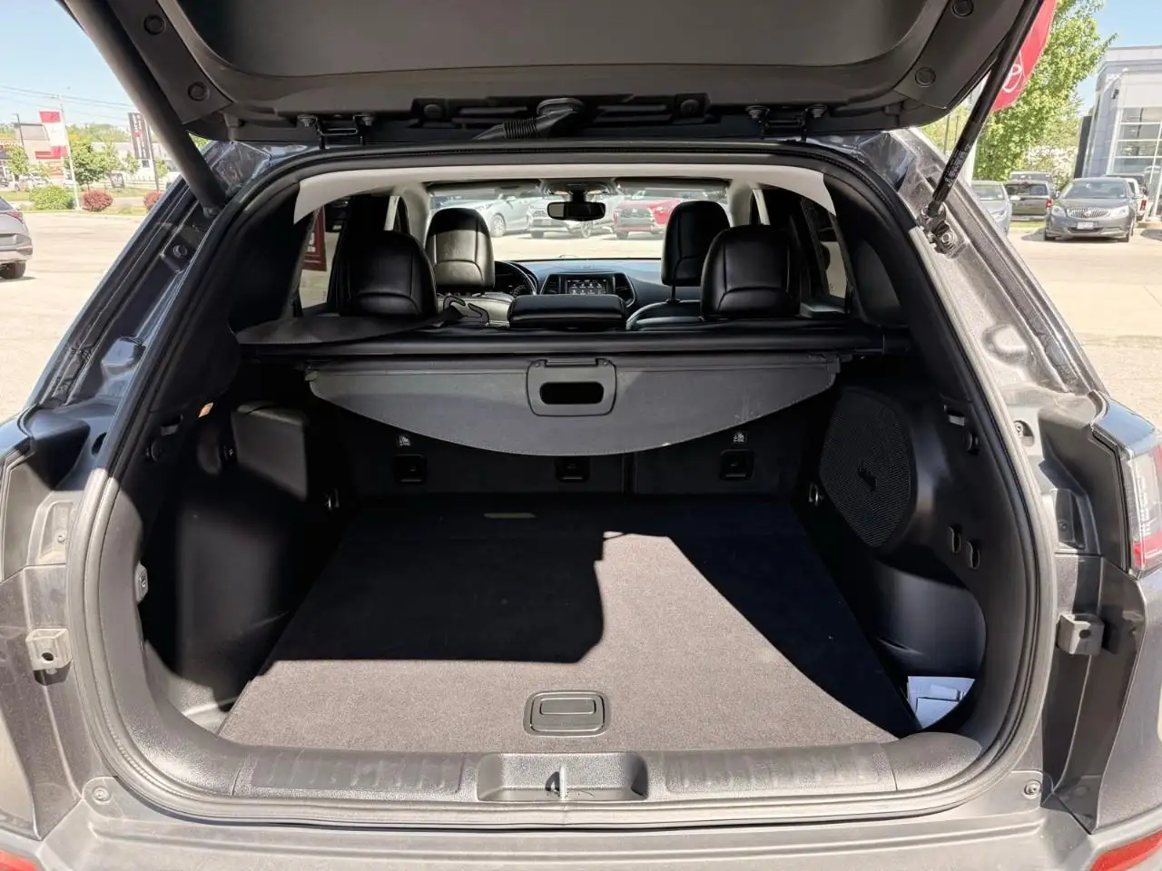 Jeep Cherokee снимка Jeep Cherokee