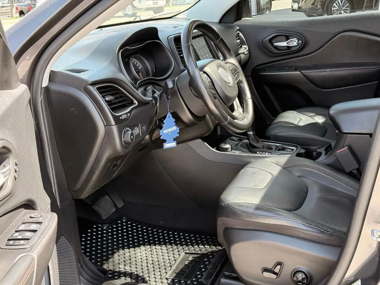 Jeep Cherokee снимка Jeep Cherokee
