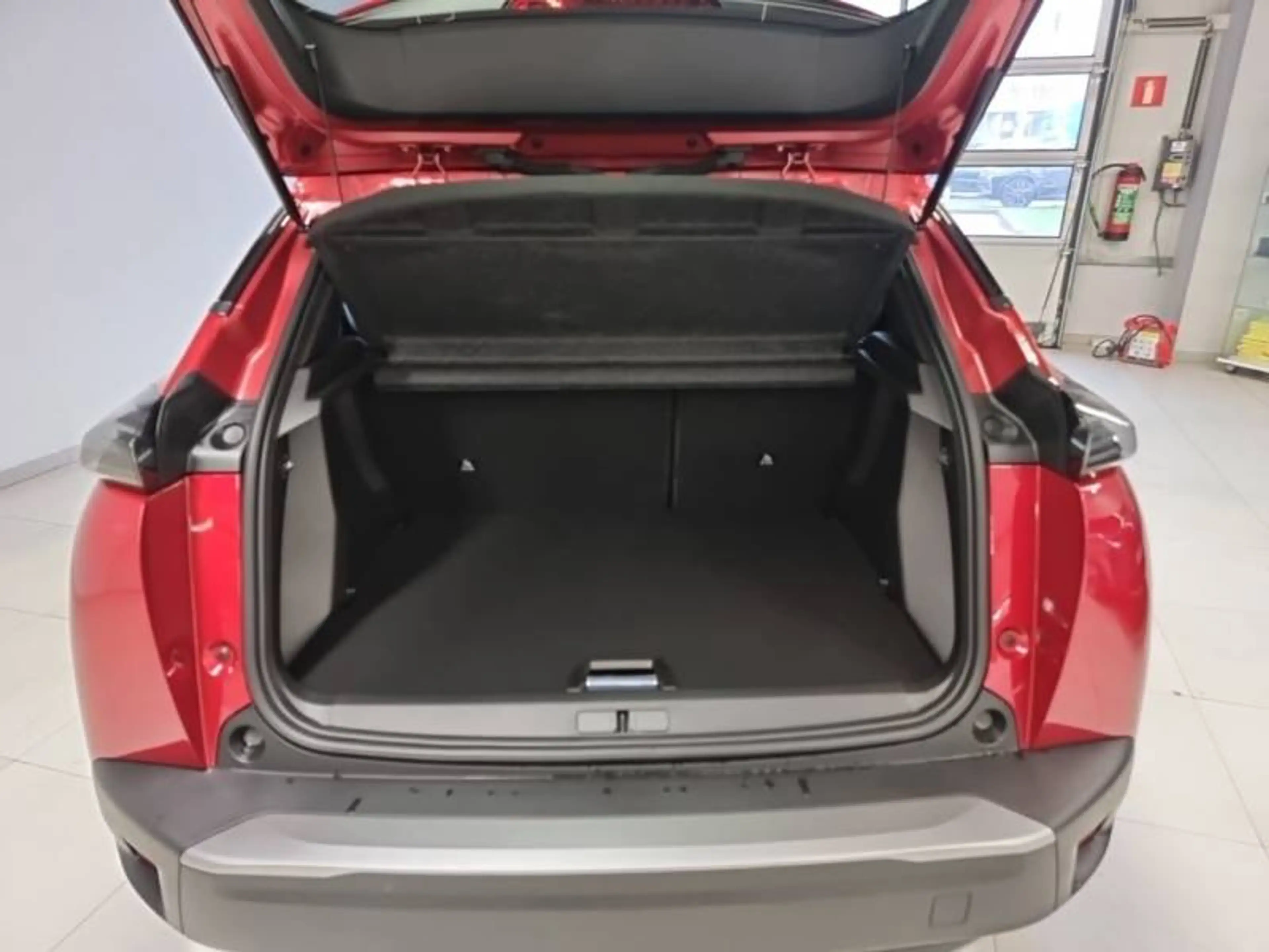 Peugeot 2008 2 1.2 HYBRID 136 e-DSC6 Allure — photo 6