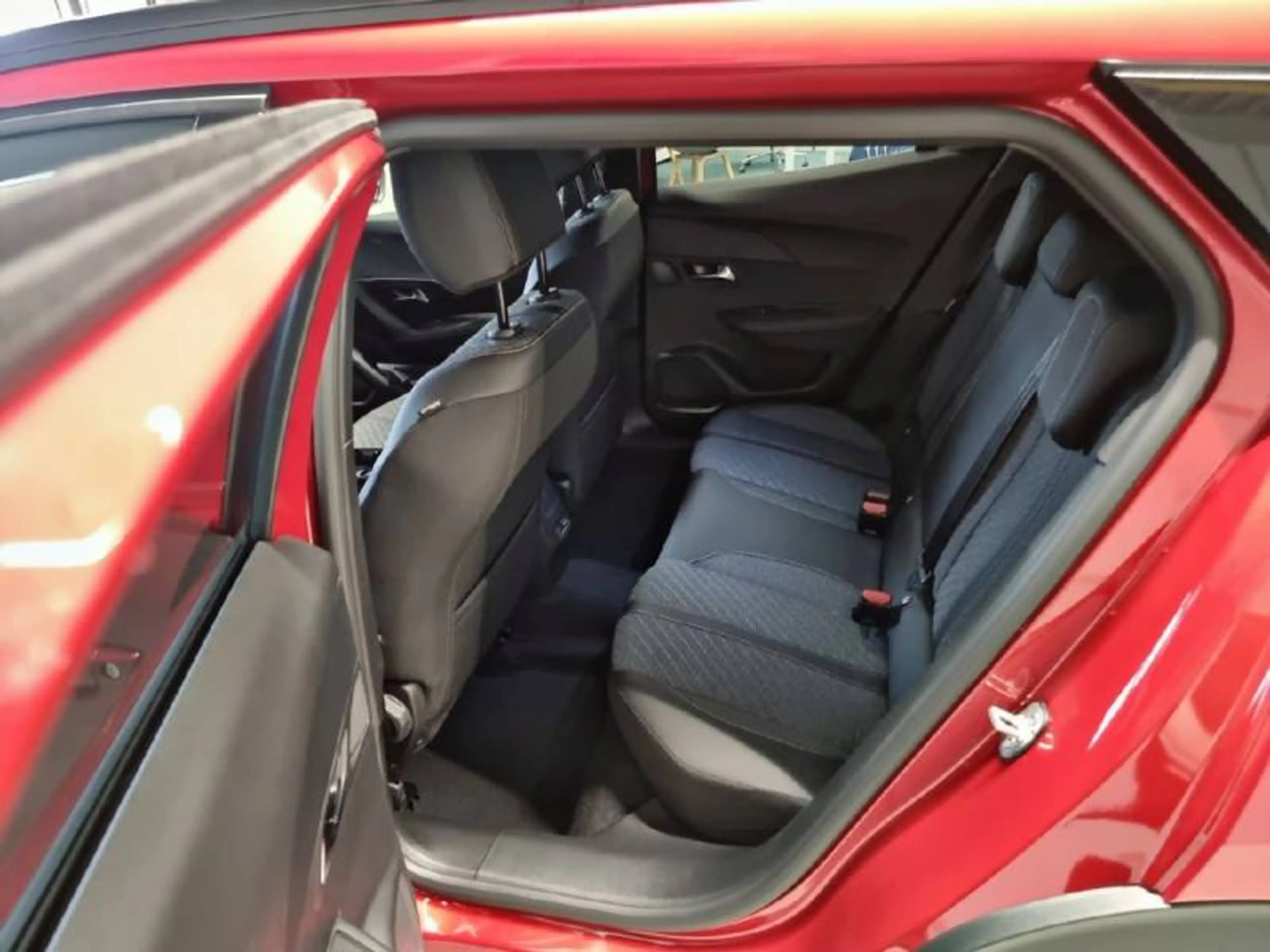 Peugeot 2008 2 1.2 HYBRID 136 e-DSC6 Allure — photo 10