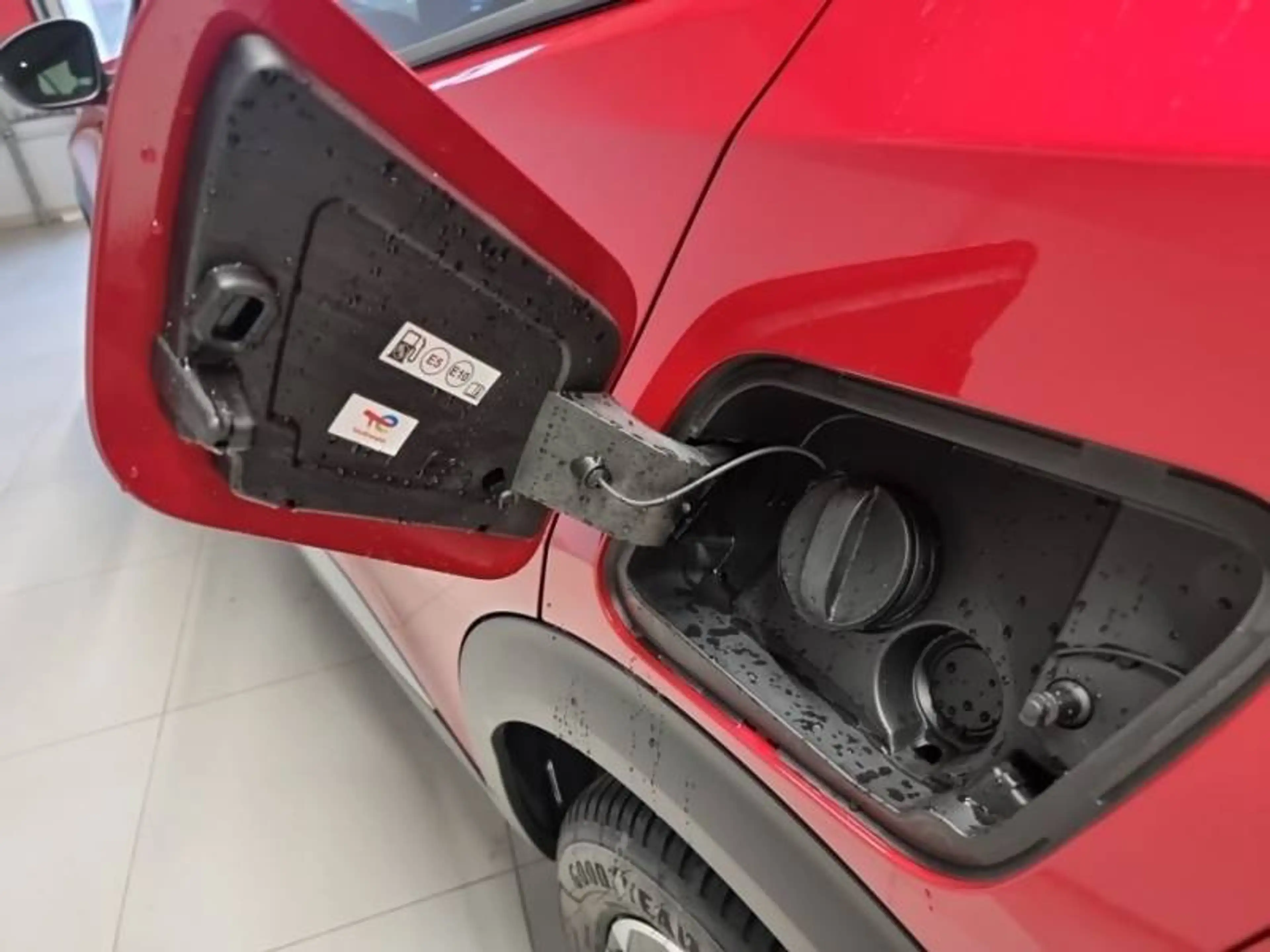 Peugeot 2008 2 1.2 HYBRID 136 e-DSC6 Allure — photo 13