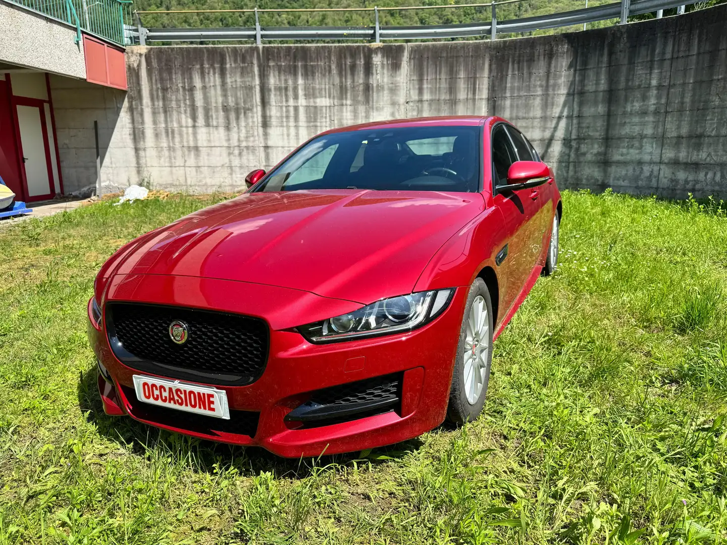Jaguar XE XE 2.0d R-Sport 163cv Červená - 1