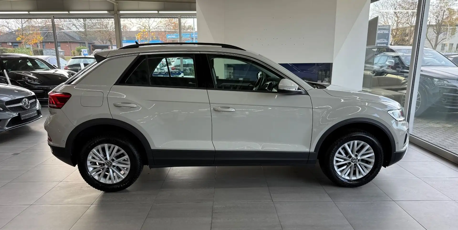 Volkswagen T-Roc *Life*Navi*Virtual*Sitzh*AHK*DSG*LED* Grau - 2