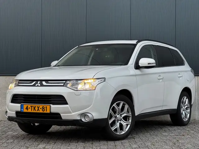 Mitsubishi Outlander view 12