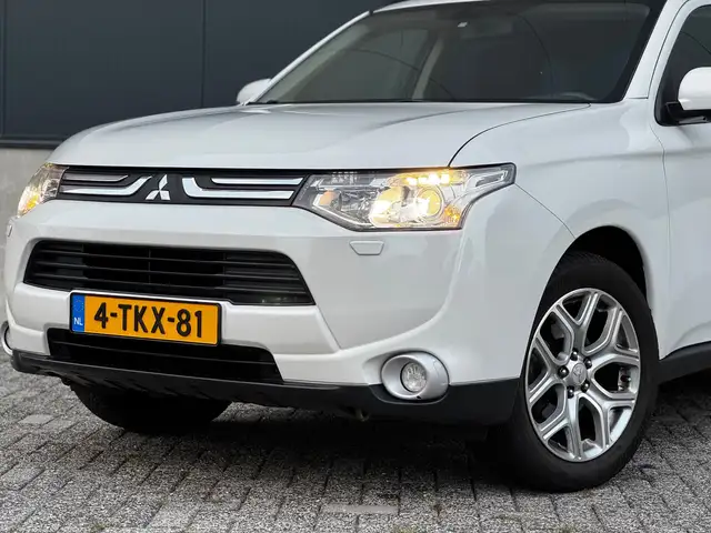 Mitsubishi Outlander view 11