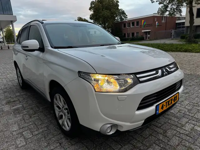 Mitsubishi Outlander view 4