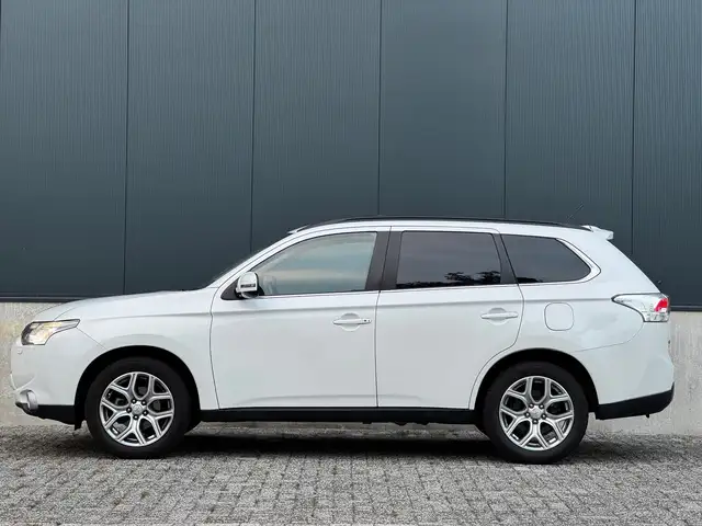 Mitsubishi Outlander view 2