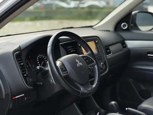 Mitsubishi Outlander view 29