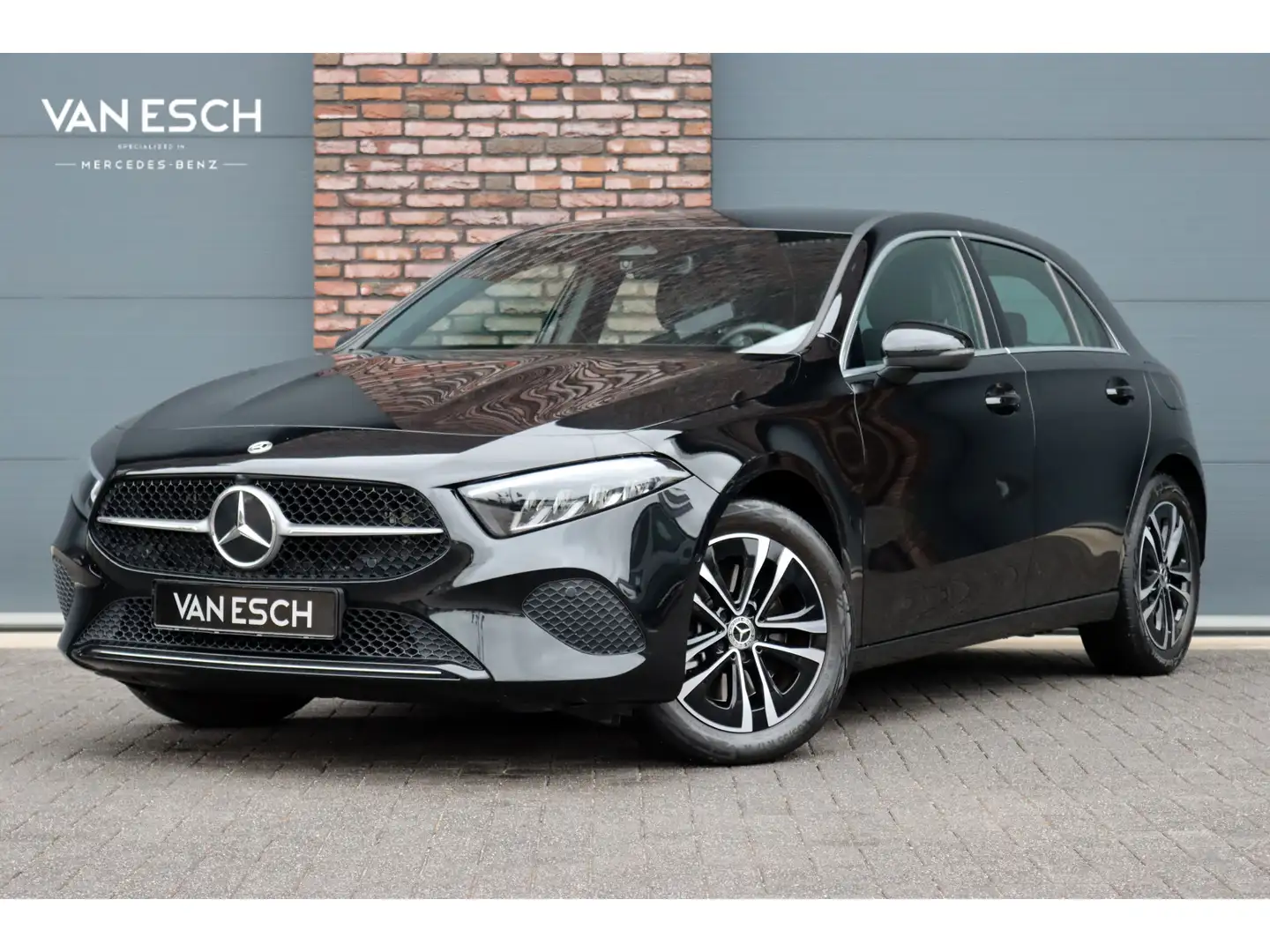 Mercedes-Benz A 250 e Luxury Line Aut8 | Facelift | Widescreen | Camer Černá - 1