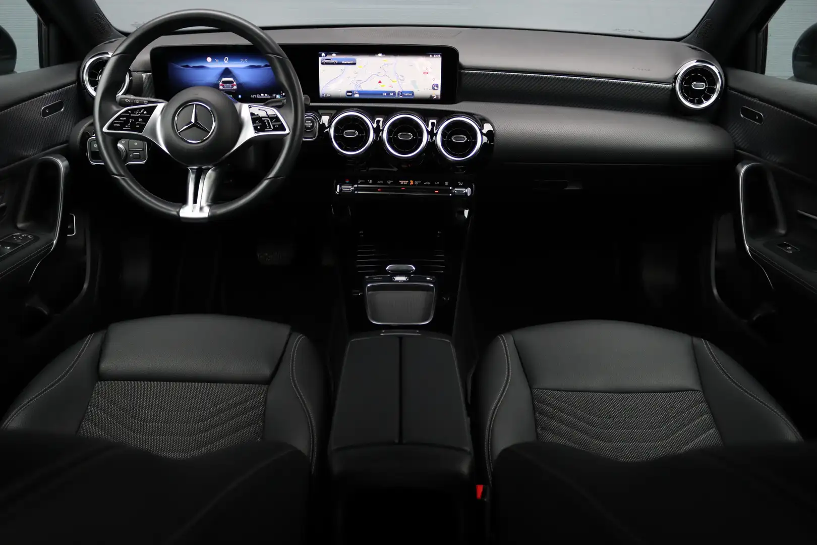 Mercedes-Benz A 250 e Luxury Line Aut8 | Facelift | Widescreen | Camer Černá - 2