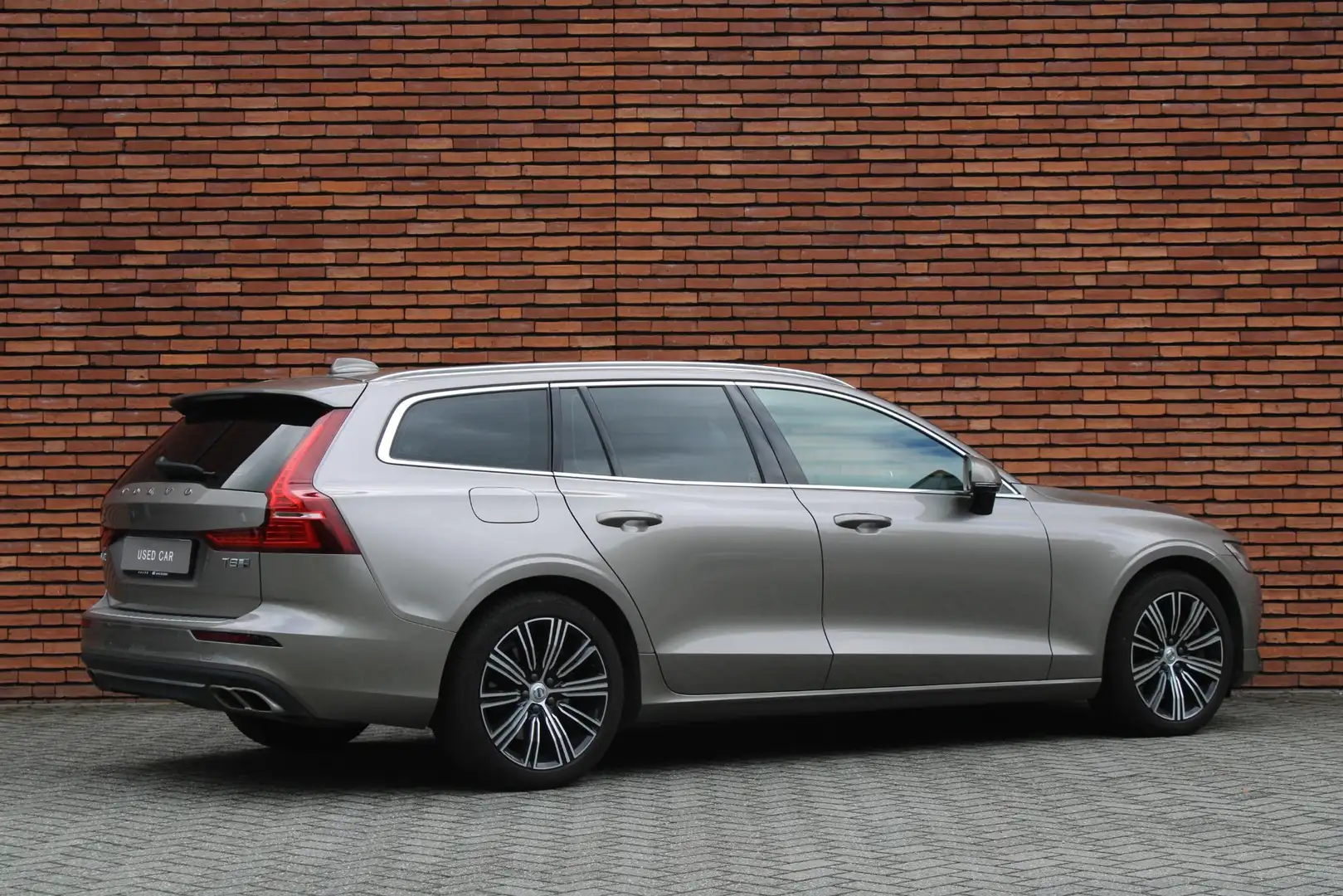 Volvo V60 T8 Twin Engine AWD Inscription | Trekhaak | Bowers Grijs - 2