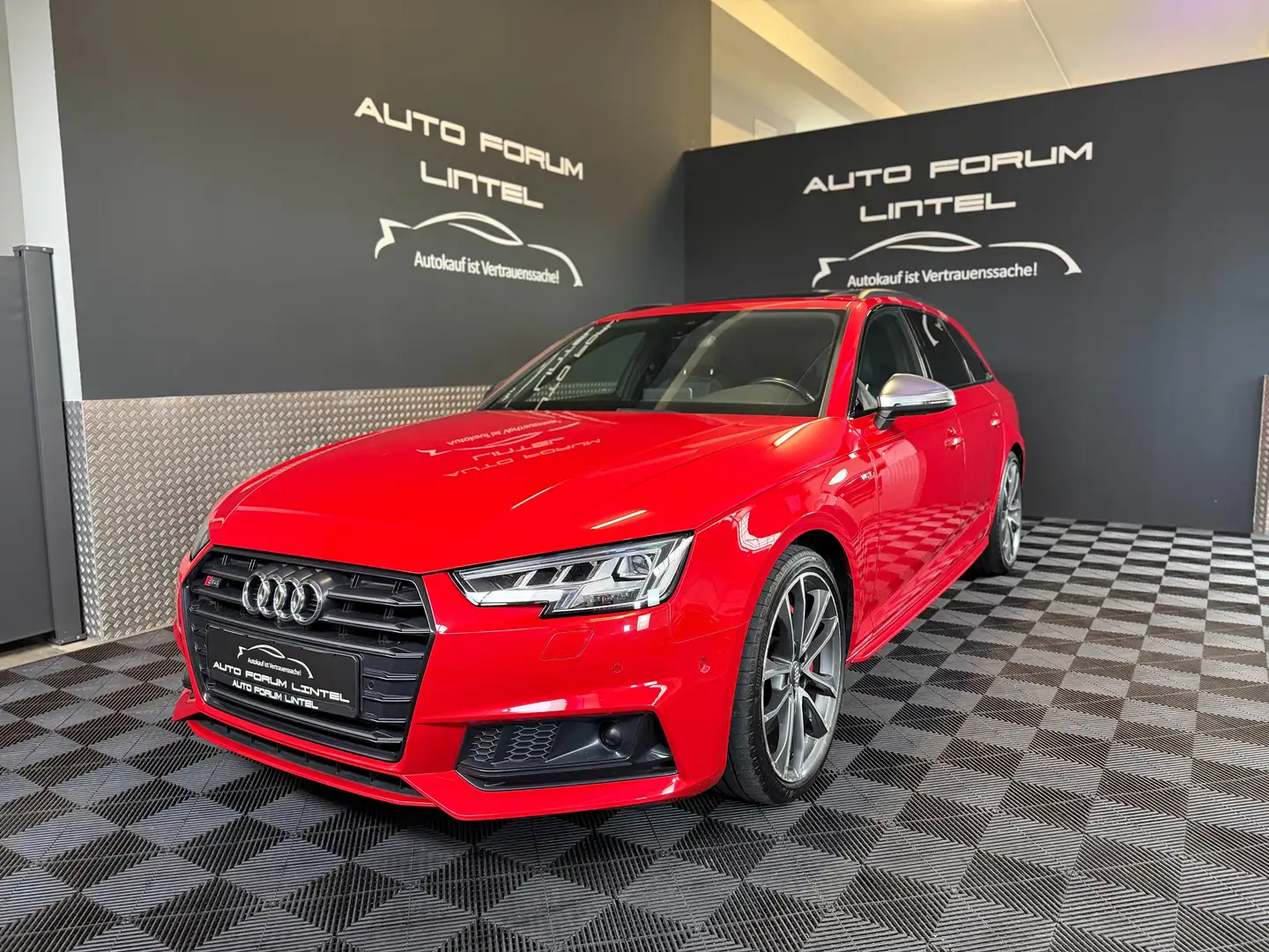 Audi S4 3.0 TFSI quattro B&O-PANO-LED-AHK-KEYLESS-SZH- Rot - 1