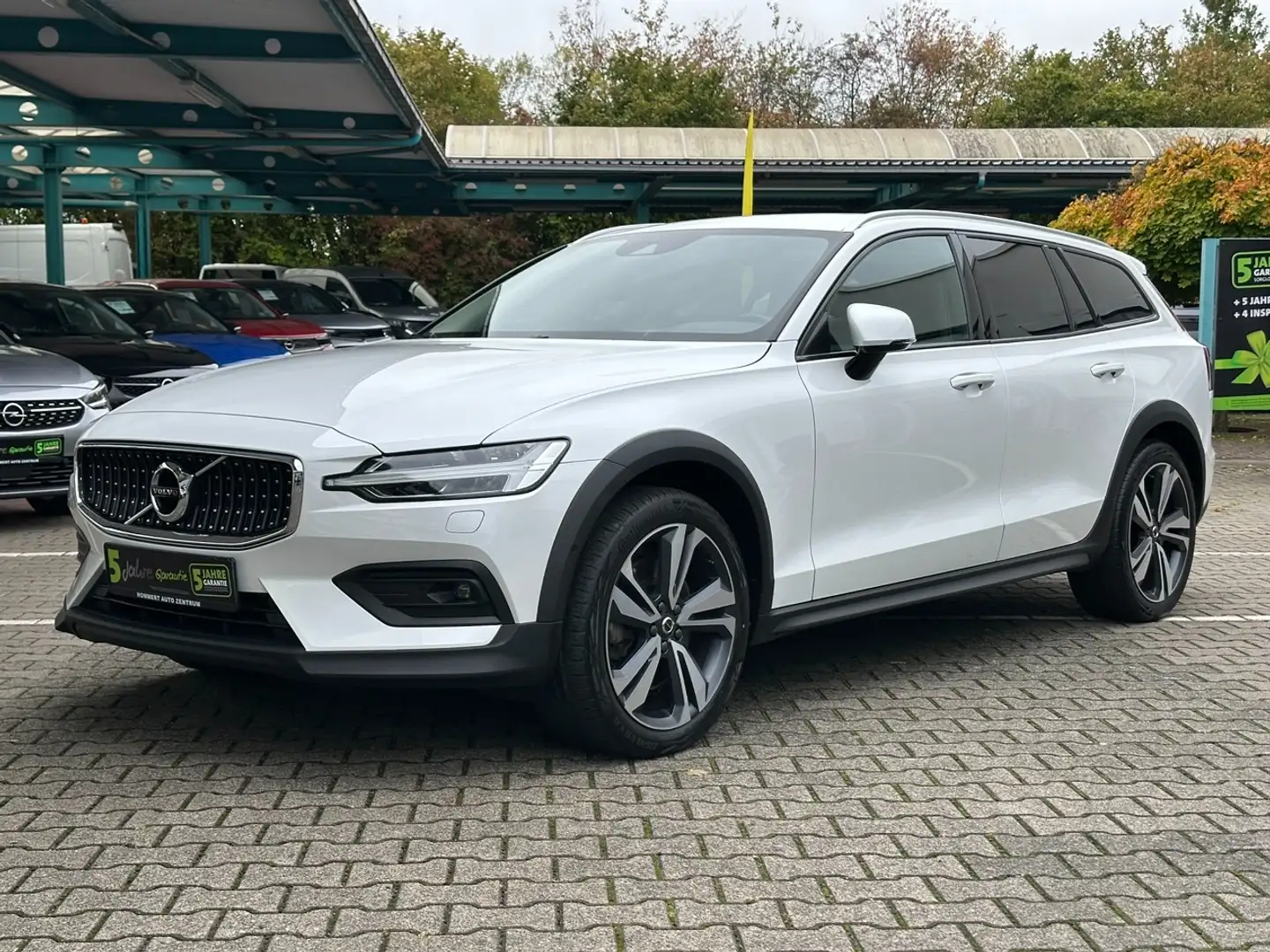 Volvo V60 Cross Country AWD B5 Pro *AHK*ACC*Kamera*Navi Weiß - 2