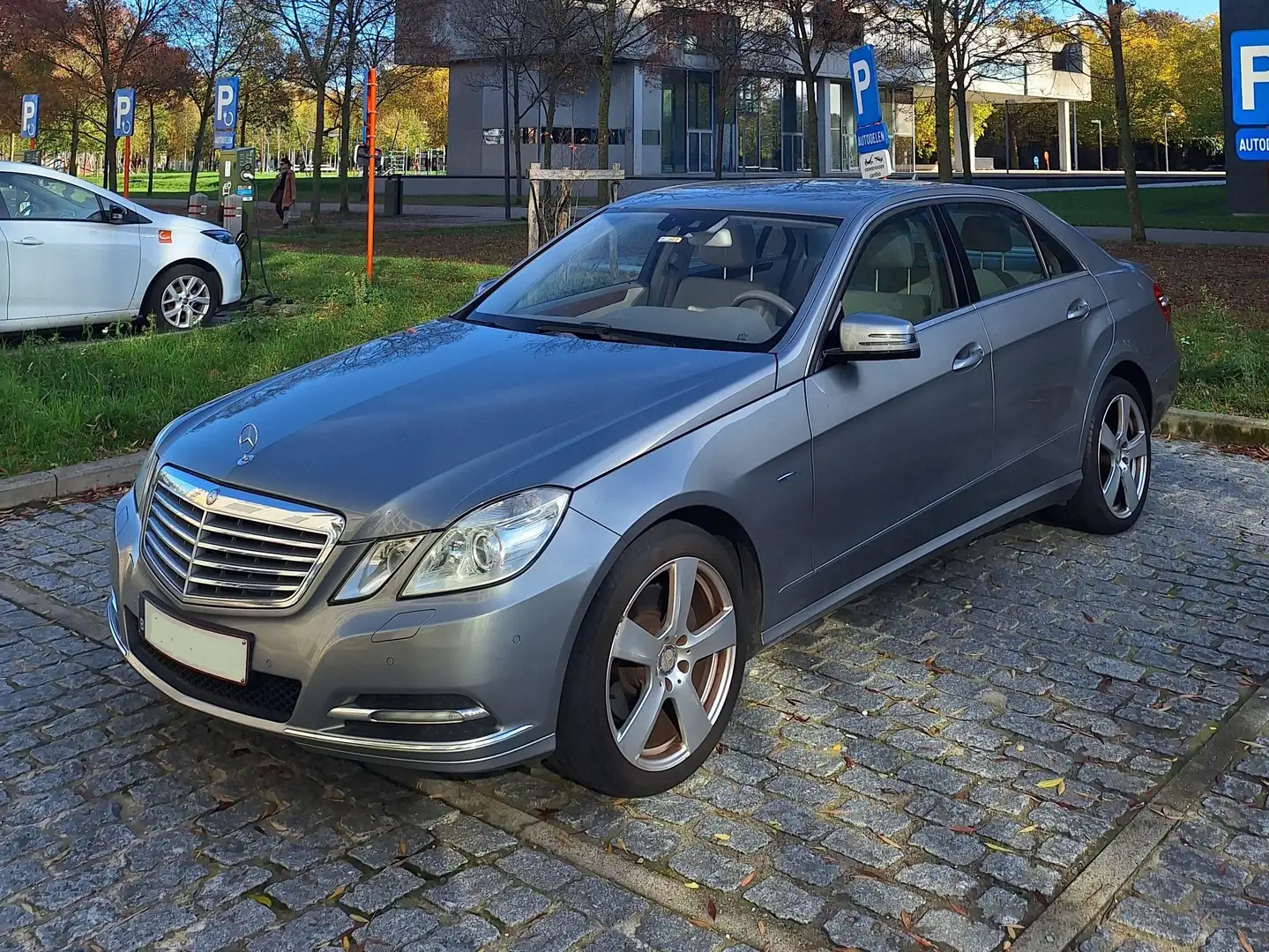 Mercedes-Benz E 250 E 250 CDI DPF BlueEFFICIENCY 7G-TRONIC Elegance Zilver - 2
