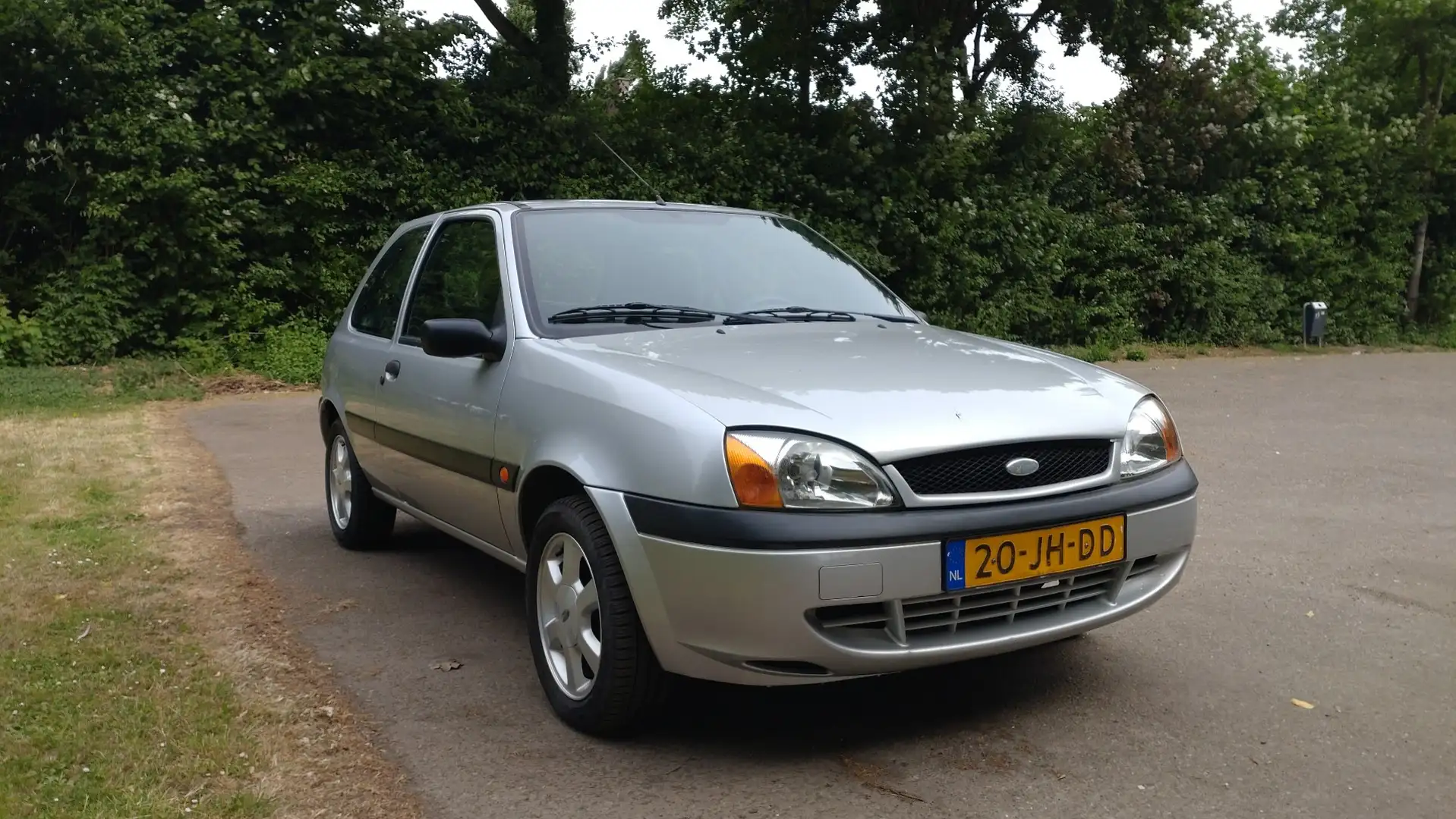 Ford Fiesta 1.3 Gris - 2