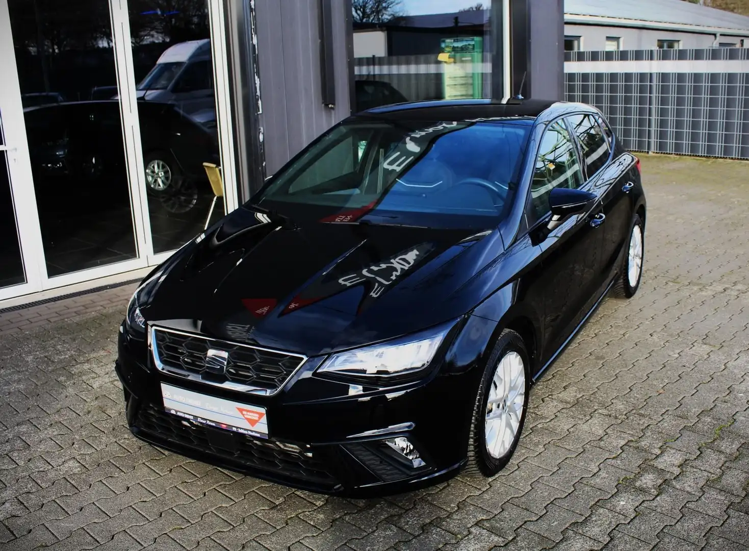 SEAT Ibiza FR 1.0 TSI 85kW/116PS, Navi, Full Link Schwarz - 1
