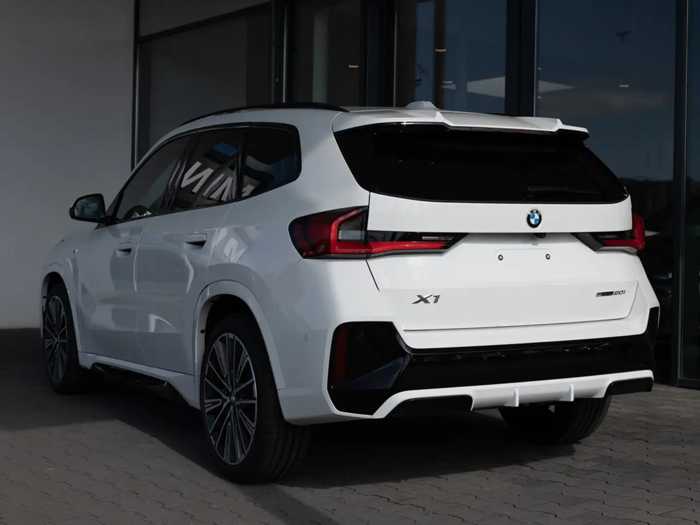 BMW X1 sDrive 20i M-Sport Pro LED AKTIVSITZE Pro Blanc - 2