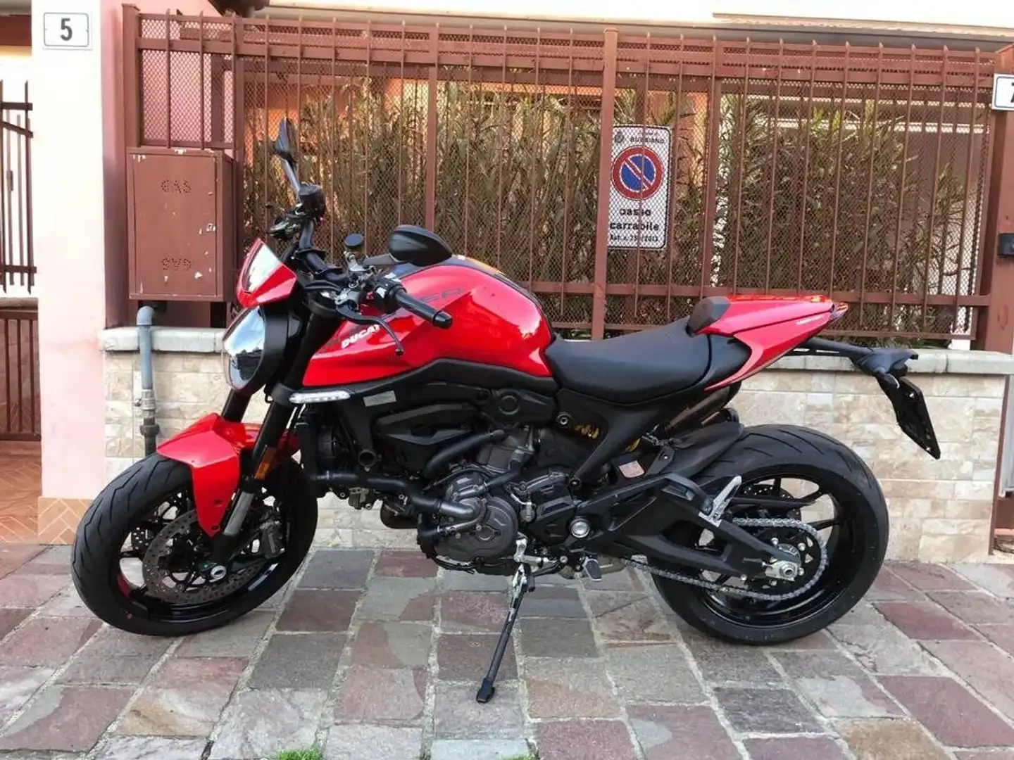 Ducati Monster 937 Červená - 1