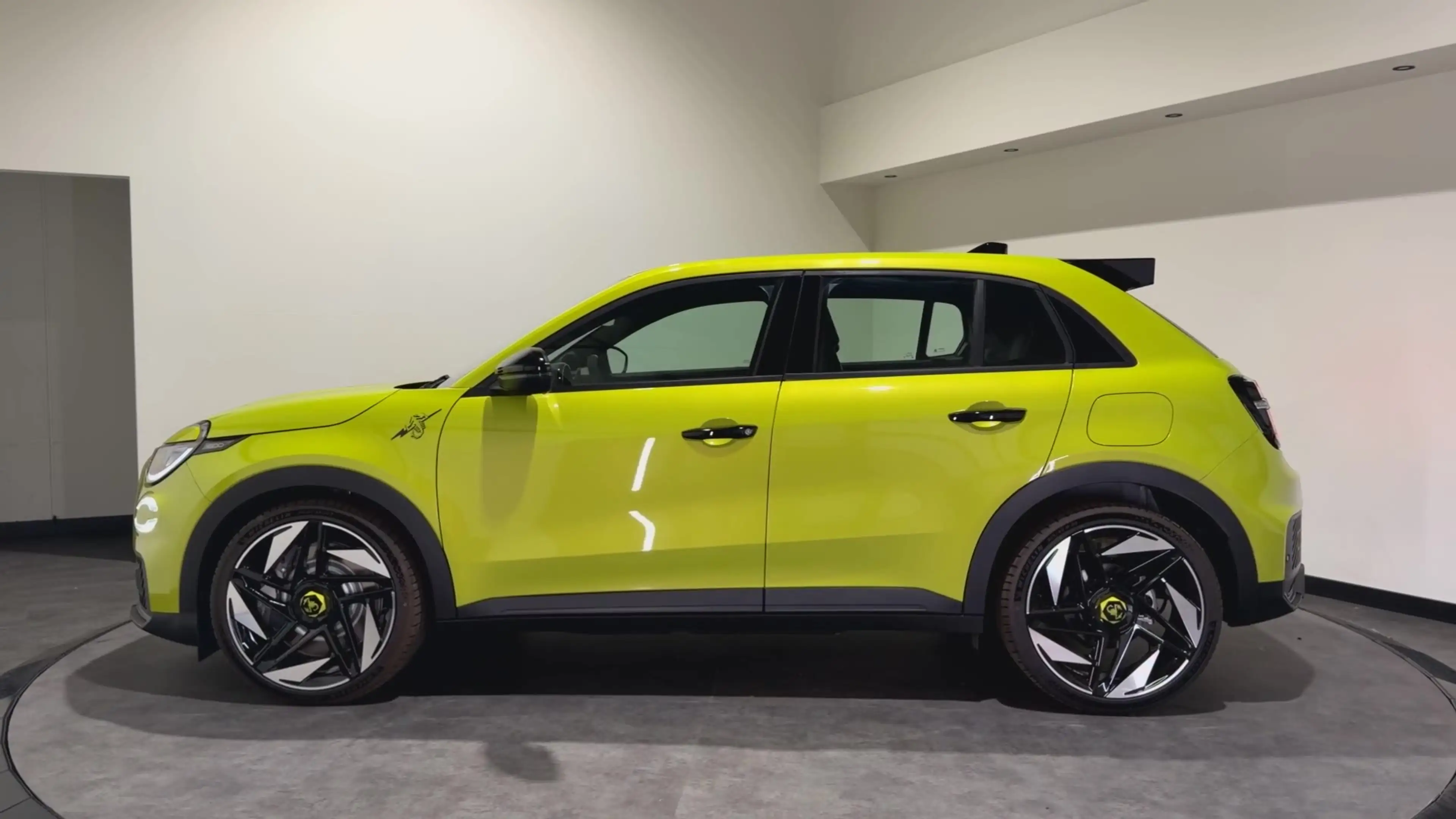 Fiat 600e Abarth Turismo 54 kWh | Acid Green — photo 6