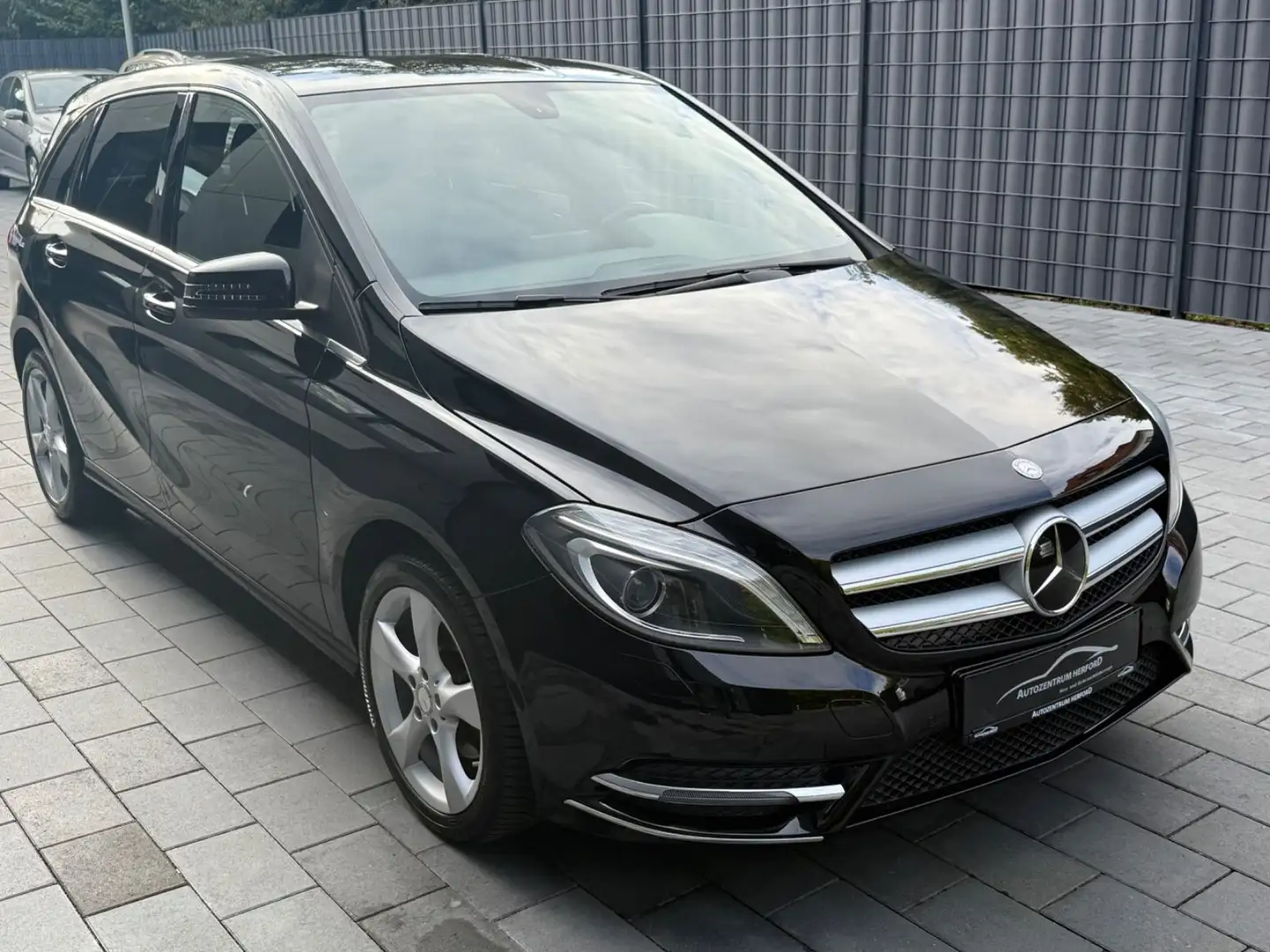 Mercedes-Benz B 180 Automatik Navi Klima LED AHK Noir - 2