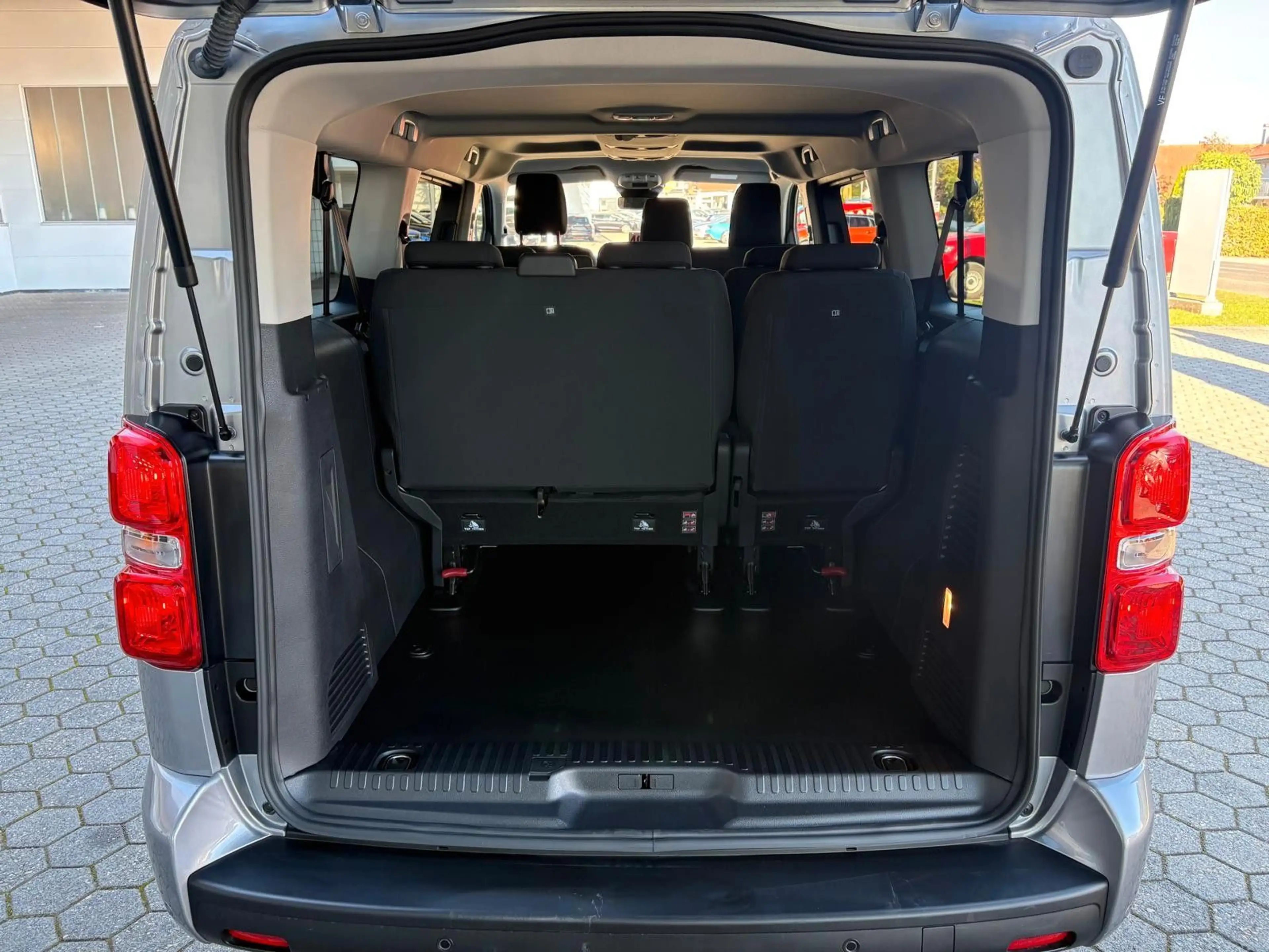 Opel Zafira Life 2.2 Business Edition XL LED TEMPOMAT — photo 13