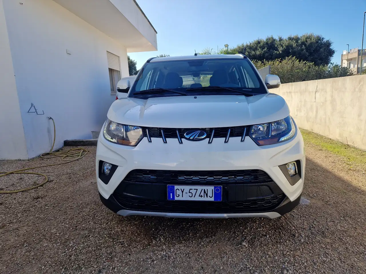 Mahindra KUV100