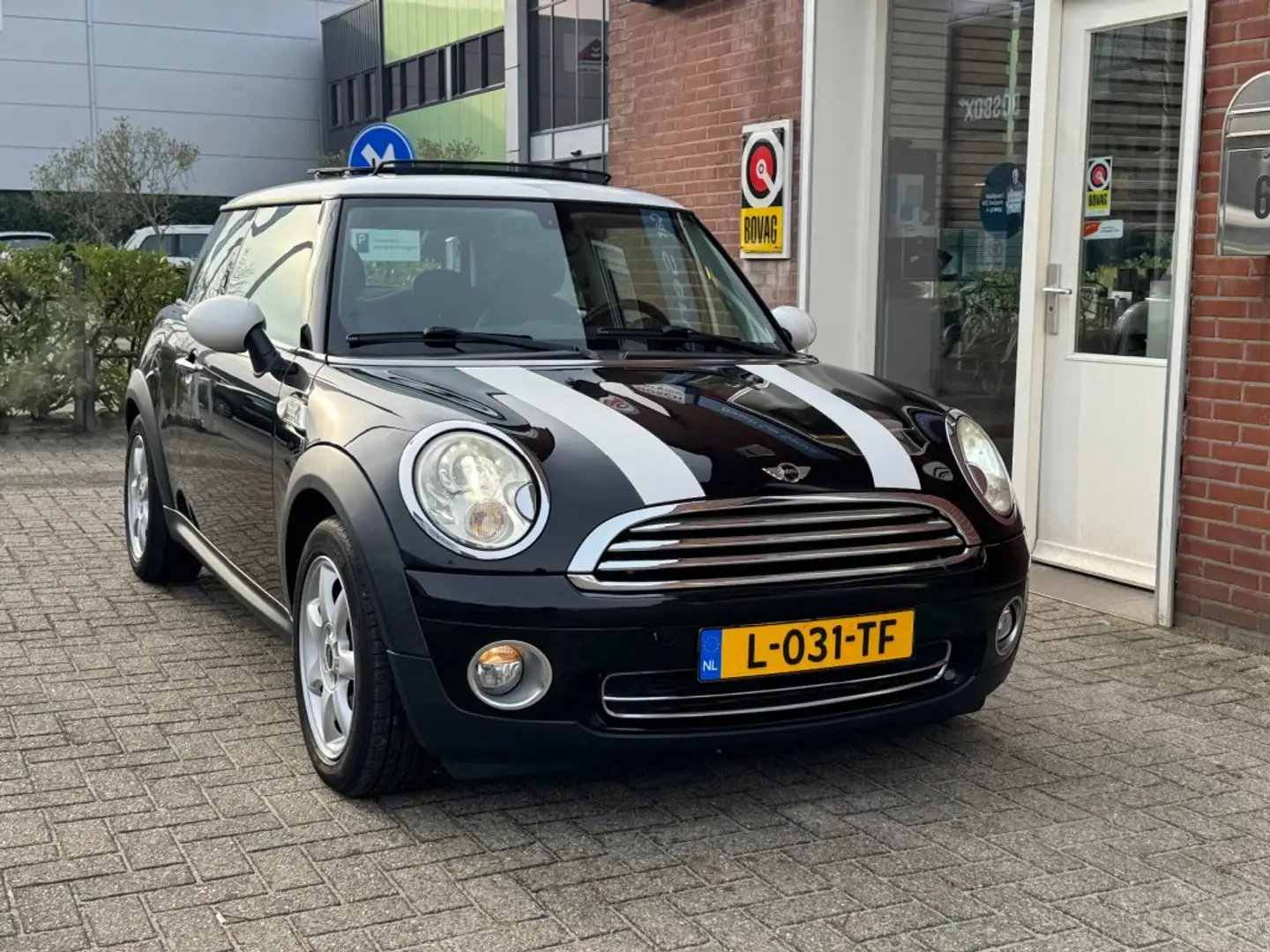 MINI Cooper 1.6 16V 90kW Schuif/kanteldak, Xenon. Zwart - 2