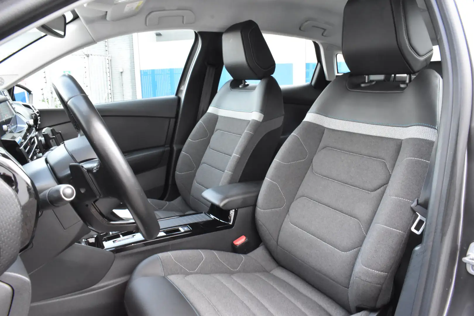 Citroen C4 Puretech EAT8 Feel Edition Automaat | Navi | Airco Grijs - 2